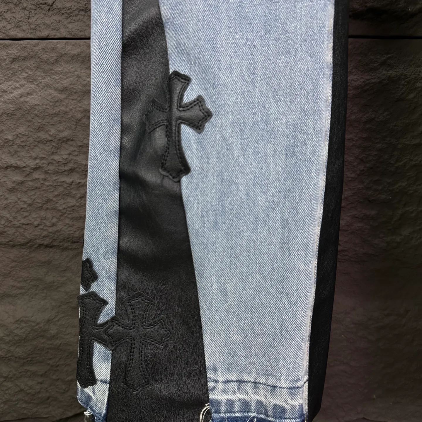 P290 GALLERY DEPT. Co-branded 2025 new multi-stitched cross patch leather couple style loose washed flared jeans 🔥High version🔥High version🔥 Top ceiling quality Styles with different washed textures are very friendly to people with thin legs and thick legs. The straight version is very flattering to the leg shape. Moderate length that never goes out of style, easy to match with casually, basic styling for various styles, a must-have in the wardrobe! The fabric is stiff but also makes the upper body soft without losing texture. The washing process is even more perfect. It is a must-have item for everyone! ! ! Washed wheat, hang tag, pants label, complete with three labels Color: light blue Size: 28, 30, 32, 34, 36 (five sizes)